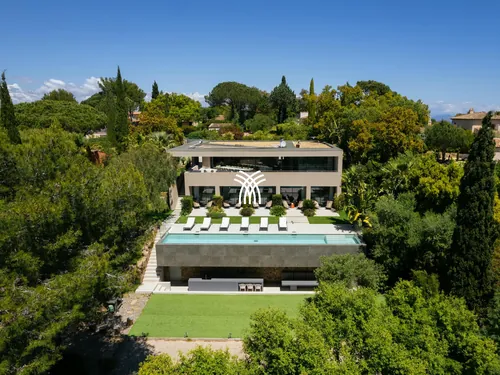 Aerial view of Villa Texas, its pool and pines in Ramatuelle.